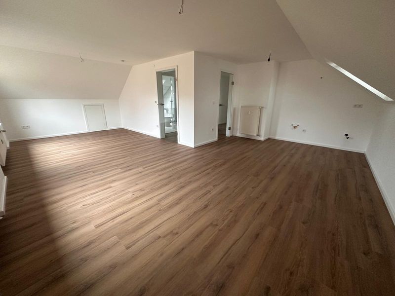 Erstbezug nach Sanierung – Moderne 3-Zimmer-Dachgeschosswohnung in ruhiger, zentraler Lage